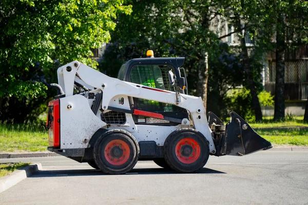 Experienced Landscape Contractor for Quality Lawn and Garden Work